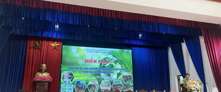 Toàn cảnh sân khấu Diễn đàn Khuyến nông Hải Phòng 2026, ông Vũ Bá Công, Phó Giám đốc Sở Nông nghiệp và Môi trường, chủ trì và phát biểu khai mạc
