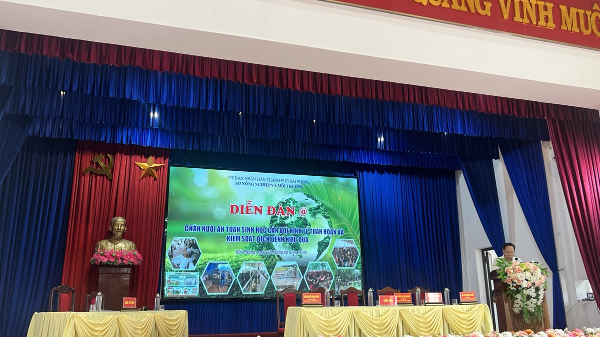 Toàn cảnh sân khấu Diễn đàn Khuyến nông Hải Phòng 2026, ông Vũ Bá Công, Phó Giám đốc Sở Nông nghiệp và Môi trường, chủ trì và phát biểu khai mạc
