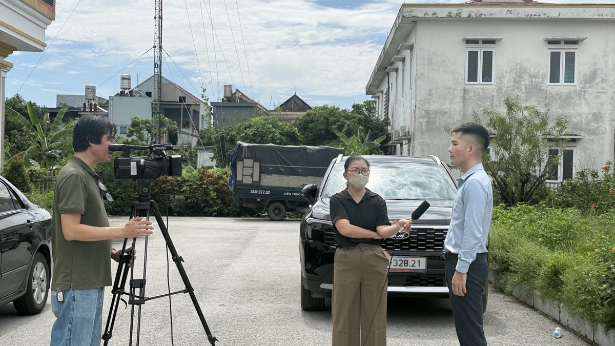 Đại diện HIPOTECH trả lời phỏng vấn ê-kíp Đài Truyền hình Hải Phòng bên lề diễn đàn khuyến nông