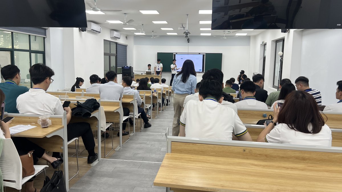 Thí sinh và khán giả theo dõi phần thi tại giảng đường Học viện Công nghệ Bưu chính Viễn thông