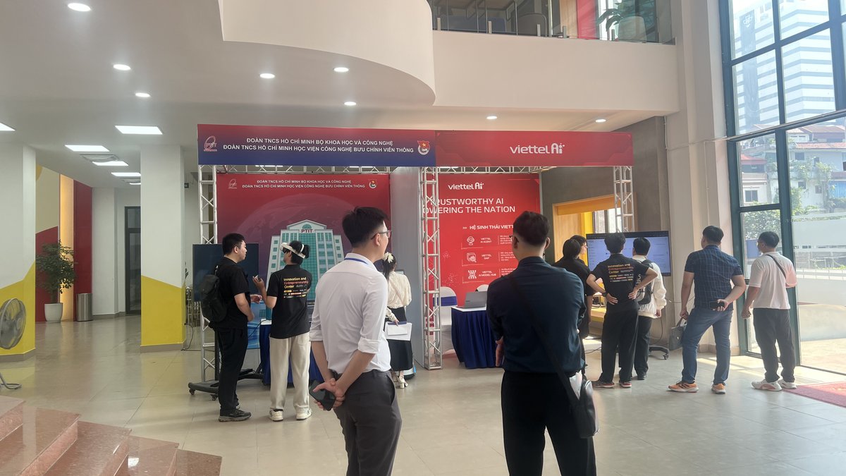 Gian hàng Viettel AI và Học viện Công nghệ Bưu chính Viễn thông tại sảnh hội thi