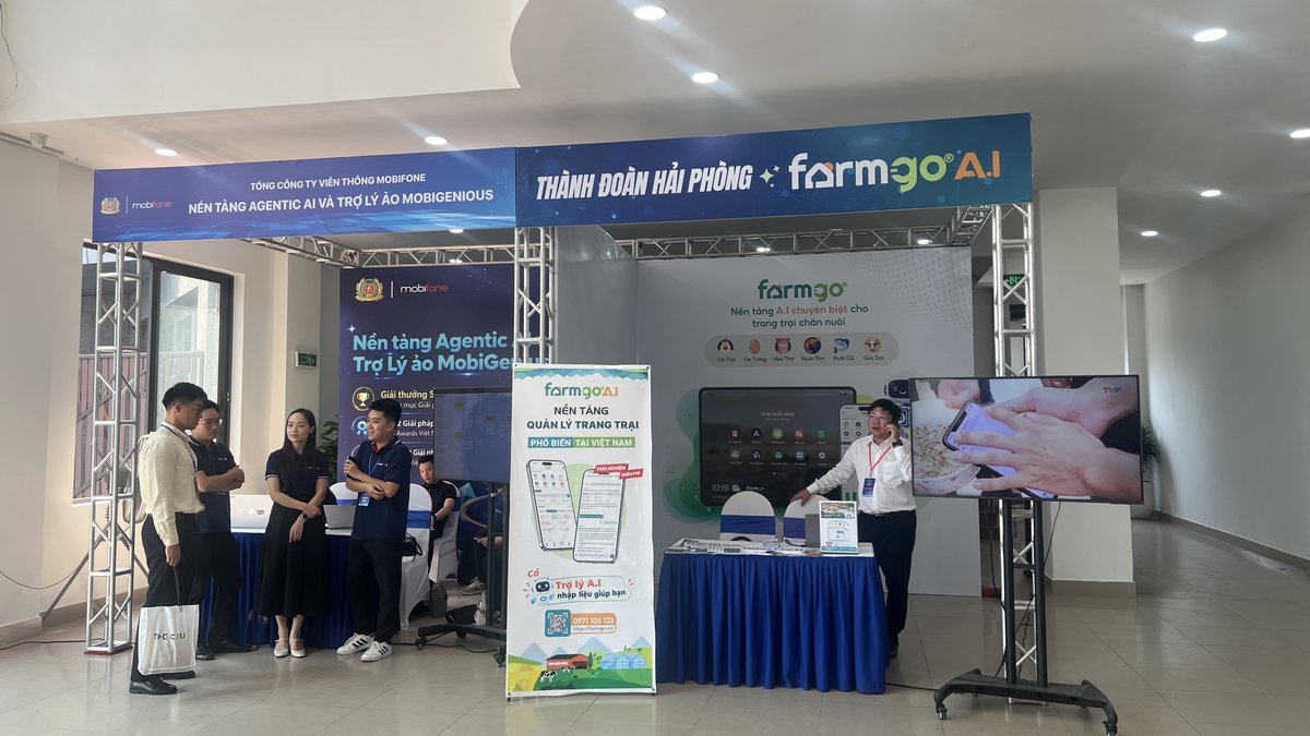 Gian hàng FarmGo AI dưới biển chung với Thành đoàn Hải Phòng, cạnh gian hàng Agentic AI và trợ lý ảo MobiGenious của MobiFone
